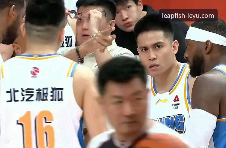 CBA爆冷夜最新动态：皮特森38分弑旧主，北京连胜遭福建终结